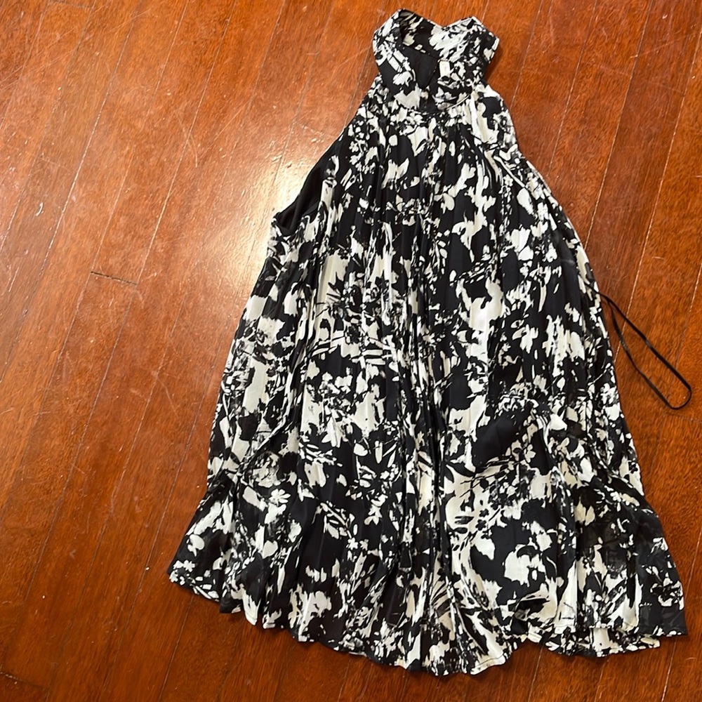 Women’s pleated top - black and white